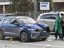 Улетевший со стройплощадки в Новосибирске лист фанеры проломил капот проезжавшему автомобилю