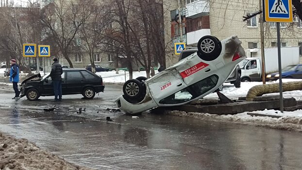 После столкновения с легковушкой такси перевернулось на крышу