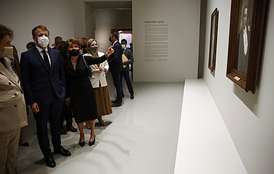 Макрон поблагодарил Путина за помощь в организации выставки Морозовых в Париже