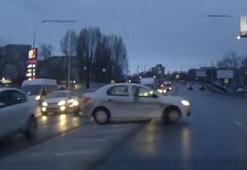 Пензенец «засек» на камеру поведение безответственного таксиста