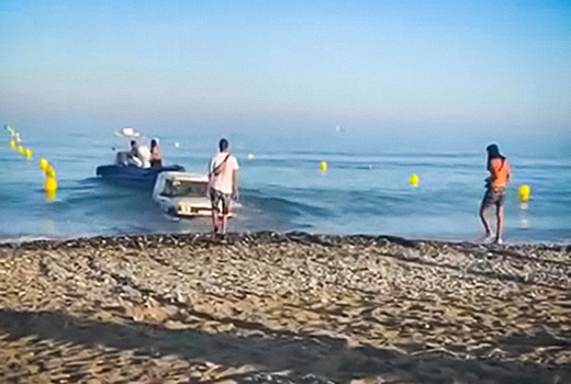 Видео: водитель случайно утопил Land Rover при спуске лодки на воду