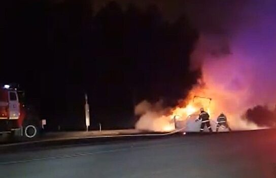 В Екатеринбурге на Режевском тракте от удара вспыхнули две машины