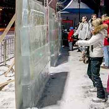 В парке "Сокольники" в Москве установили ледяные холсты для рисунков светом