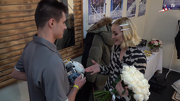 Видео дня: Полина Гагарина встретилась со своим нижегородским фанатом — вратарём хоккейного клуба «Чайка»