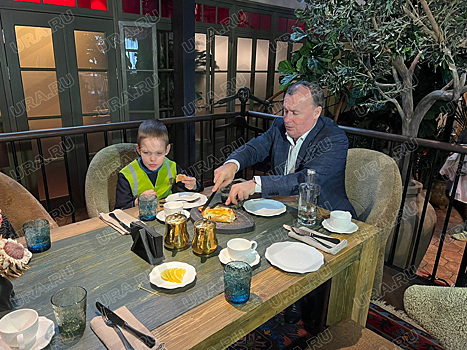 Мэр Екатеринбурга исполнил мечту тройняшек