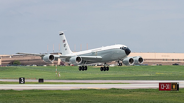 Самолет радиологического контроля США подал аварийный сигнал возле Британии