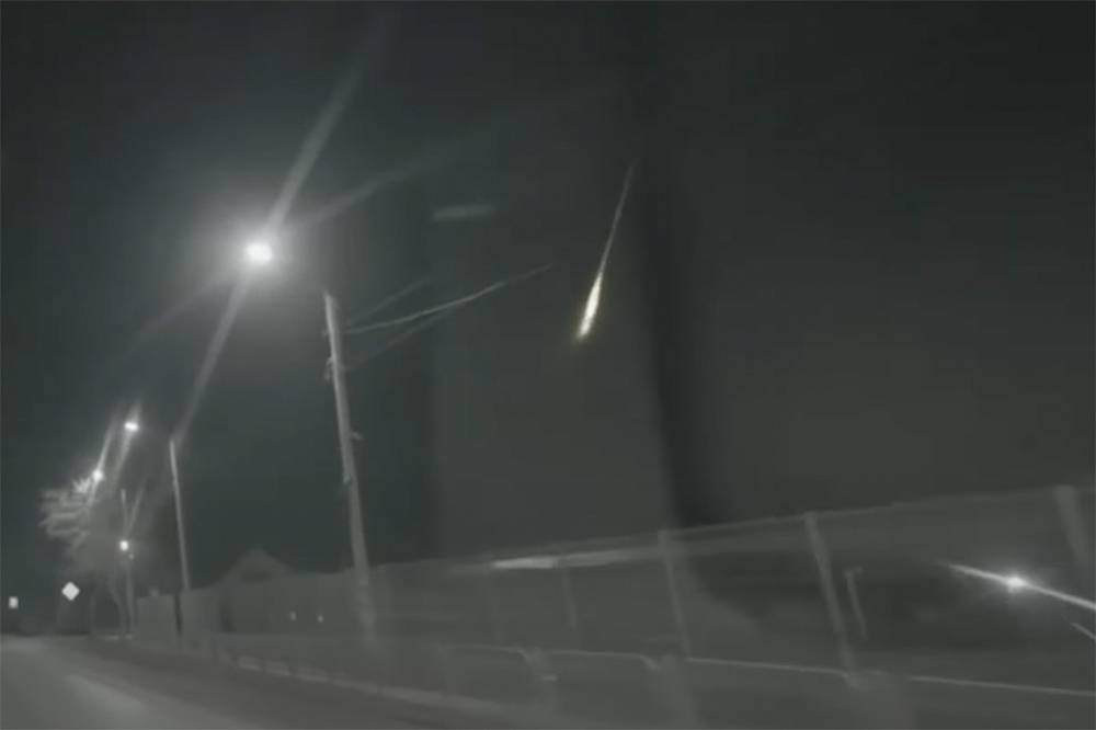 Челябинский метеорит 2013. Челябинский метеорит 15 февраля 2013. Падение метеорита произошедшее егэ. Падающий метеорит. Падение метеорита.