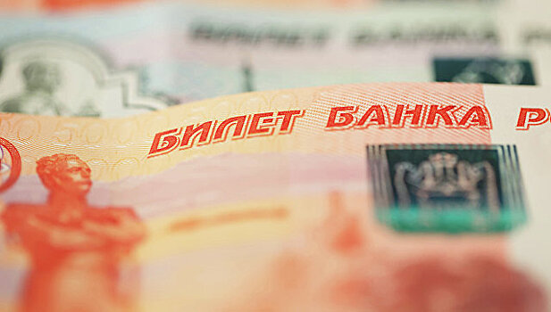 Россияне спрятали в конвертах 10 триллионов рублей