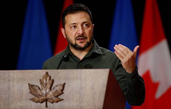 Экс-премьер Украины назвал причину сохранения власти Зеленским