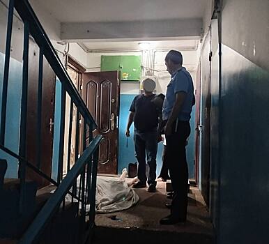 В подъезде калужского жилого дома нашли труп