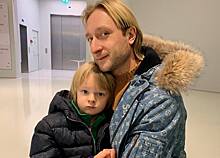 Евгений Плющенко показал, как занимается растяжкой с 7-летним сыном