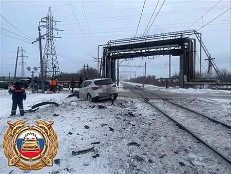 В Тольятти водитель Hyundai заехал под электричку