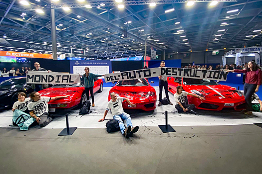 Экоактивисты приклеили себя к суперкарам Ferrari на Парижском автосалоне