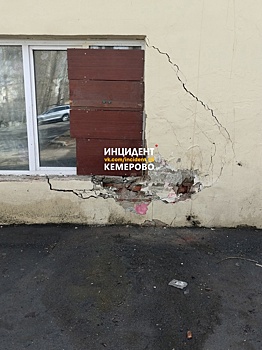 Грузовик на большой скорости протаранил магазин в Кемерове: водитель в больнице