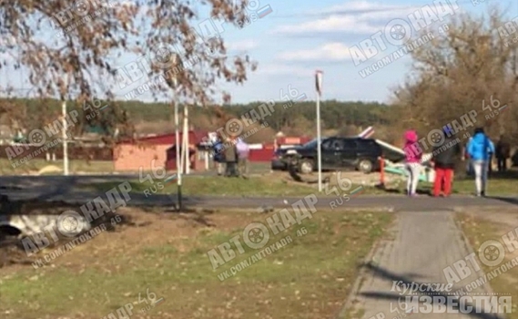 В Курской области машина снесла остановку