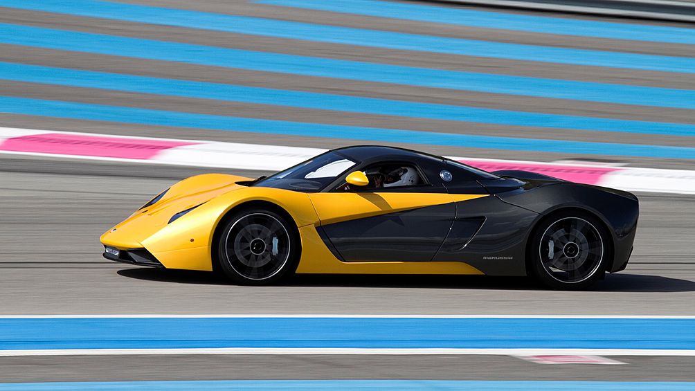 «Мы сделаем русский Ferrari!» – заявил в 2007 году телеведущий, рок-музыкант и автогонщик Николай Фоменко. Вместе с инженером Ефимом Островским он задумал создать первый российский суперкар. Первенец Marussia B1 дебютировал в 2008-м: лёгкий карбоновый кузов, 300-сильный V6 в базе или 360-сильный вариант от британской Cosworth. Заявленный разгон до сотни – 3,8 секунды, хотя независимых подтверждений этому так и не появилось. 