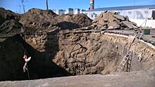 «Вскрыли свежий асфальт»: рядом со стадионом «Нижний Новгород» образовалась огромная яма