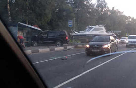 Внедорожник и яхта протаранили в остановку на "Дороге Жизни" возле Романовки