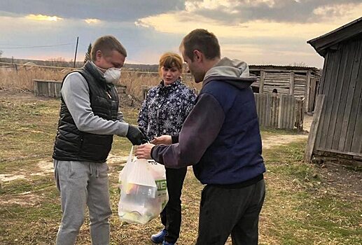 Волонтеры помогают пожилым людям и многодетным семьям в районах Саратовской области