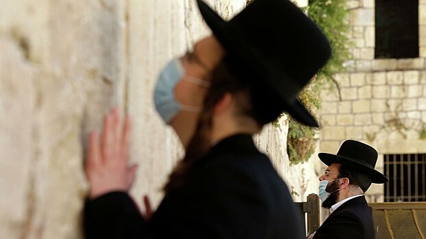 Трибуна с десятками людей рухнула в синагоге в Израиле