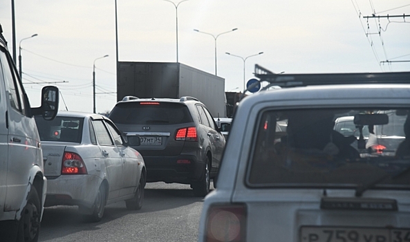 В Волгограде ДТП парализовало движение на Третьей Продольной 11 июня