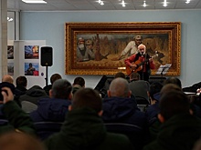 Стихи, которые лечат душу: поэт Фролов-Крымский выступил перед участниками СВО в госпитале Бурденко