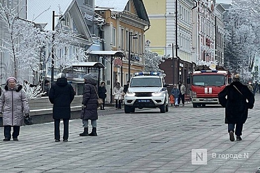 Мужчина в балаклаве напугал посетителей пиццерии на Покровке