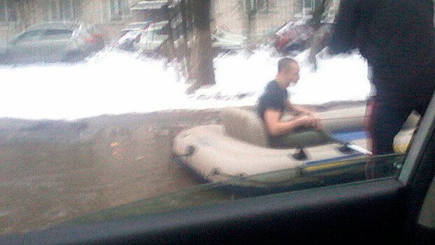 По дороге на лодке: нижегородцы использовали затопленные улицы города для экстремального развлечения