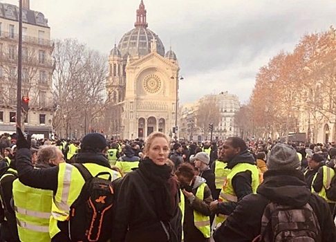 Ума Турман оказалась в эпицентре акций протеста в Париже