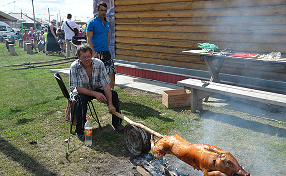 Поросенком на вертеле накормят гостей фестиваля в Чирухе