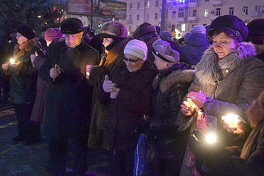 В Луганске зажгли сотни свечей в память о 1000 дней войны в Донбассе