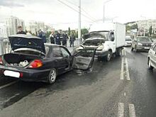 На мосту "Саратов-Энгельс" столкнулись пять машин
