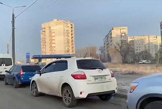 Гигантские очереди на АЗС Украины засняли на видео