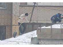 «Лопата вместо ремней»: в Самаре рабочие очищали крышу от снега без страховки