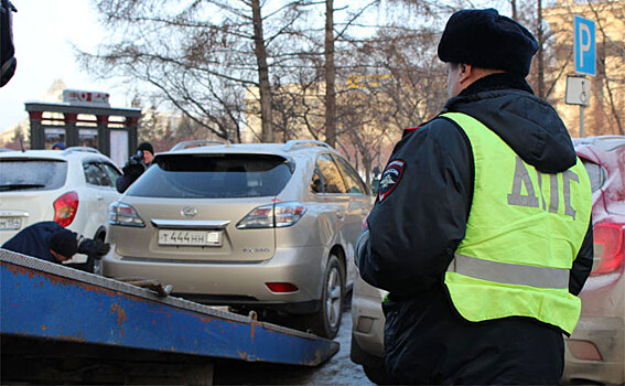 Гаишник выдавал красивые номера за взятку