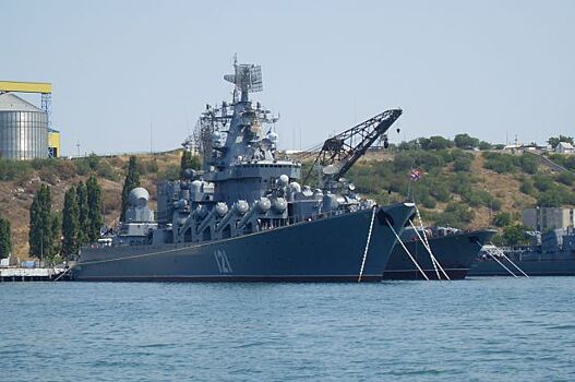 Эсминец США наблюдает за крейсером «Москва» у берегов Сирии