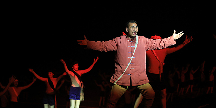 Спектакль "Впечатляющий Улун" на открытой сцене в Чунцине