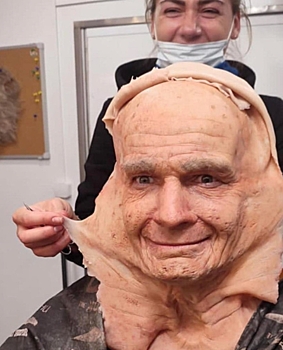 Актер Максим Матвеев показал маску своего героя из сериала «Мосгаз»