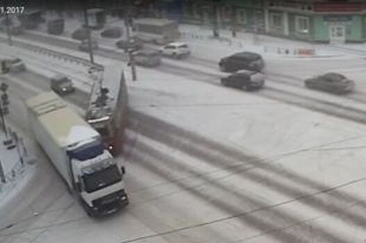 В Красноярске трамвай столкнулся с КамАЗом