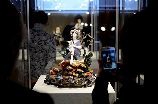 Платья из хризопраза и халцедона: уральские мастера представили коллекцию женских образов в Горном музее Петербурга