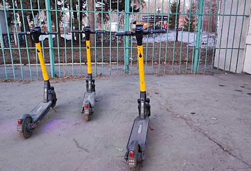 В Омске суд взыскал с кикшеринга компенсацию за то, что подросток на электросамокате врезался в машину