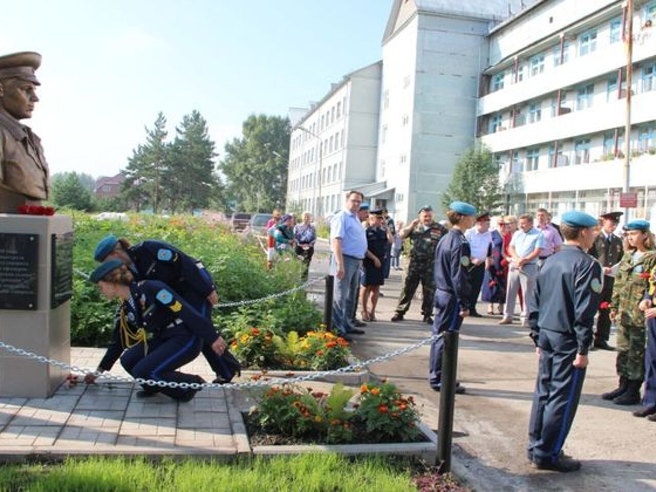 Десантники открыли памятник дяде Васе в Искитиме - Рамблер/новости