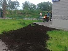 Коммунальщики восстановили газон на пересечении Рождественской и Маресьева