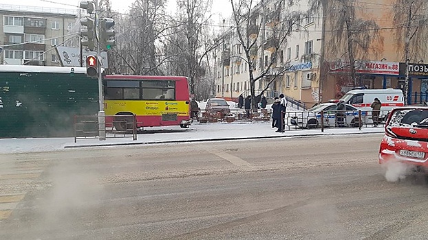 Автобус протаранил торговые ряды в Иркутске