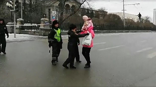 В МВД Екатеринбурга объяснили действия полицейских, которые вытолкали мать с ребенком от театра