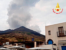 Уровень опасности вулкана на итальянском острове Стромболи повышен до оранжевого