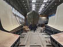 На Средне-Невском заводе извлекли из матрицы композитный корпус корабля «Анатолий Шлемов»