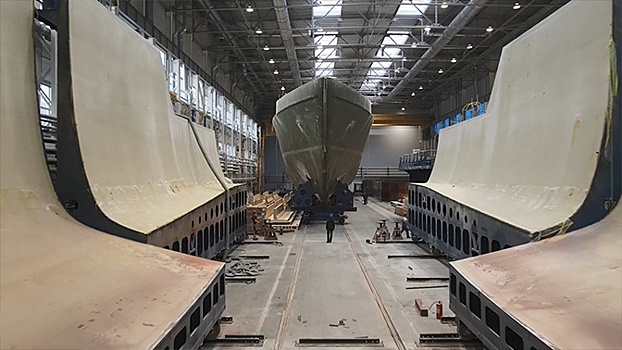 На Средне-Невском заводе извлекли из матрицы композитный корпус корабля «Анатолий Шлемов»