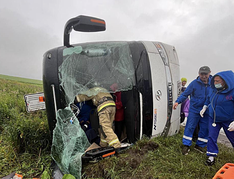 В Башкирии съехал в кювет и опрокинулся автобус с людьми
