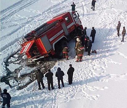 В Приморском крае пожарная машина провалилась под лед